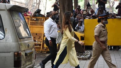 দীপিকার পর NCB-র দফতরে পৌঁছলেন শ্রদ্ধা, পা চালিয়ে প্রবেশ করলেন অভিনেত্রী