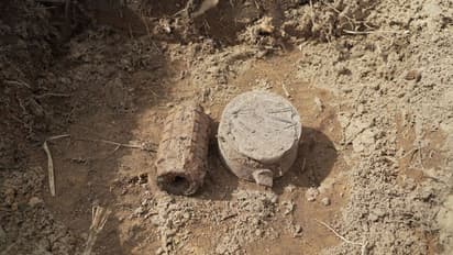 ఏఓబీలో మందుపాతర పేలుడు: తృటిలో తప్పించుకొన్న పోలీసులు