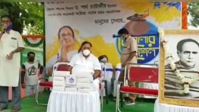 'দয়ার সাগর'-র জন্মদিনে খেতে ছোওয়াতে হল টাকা, দুঃস্থদের জন্য চালু 'বেহালার হেঁশেলে' মন্ত্রী