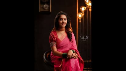 மெல்லிய புடவையில் மிடுக்காய் போஸ் கொடுத்த அனிகா... நயன்தாராவையே தட்டித்தூக்கிய அழகு...!