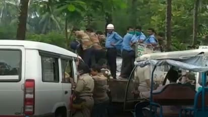 গ্রামের ভিতর পুলিশের তল্লাশি অভিযান, ঘরের আনাচে-কানাচে উদ্ধার তাজাবোমা