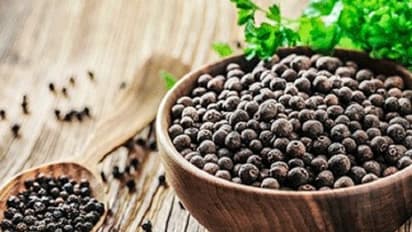 ಕರಿಮೆಣಸು ನಕಲಿಯೇ, ಅಸಲಿಯೇ ಈ ಸಿಂಪಲ್ ವಿಧಾನದ ಮೂಲಕ ನಿಮಿಷಗಳಲ್ಲಿ ಕಂಡು ಹಿಡಿಯಿರಿ