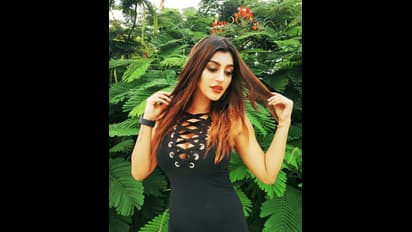 ஹாலிவுட் ஹீரோயின் ரேஞ்சுக்கு மாறிய யாஷிகா... புதுமையான ஹேர் ஸ்டைலில் படு கிக்காக பதிவிட்ட போட்டோஸ்...!