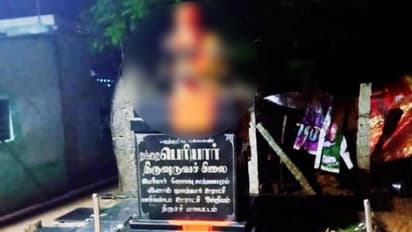 പെരിയാറിന്റെ പ്രതിമയില് കാവി നിറം, കഴുത്തില് ചെരുപ്പ് മാല; തമിഴ്നാട്ടില് പ്രതിഷേധം, ബിജെപിക്കെതിരെ കനിമൊഴി