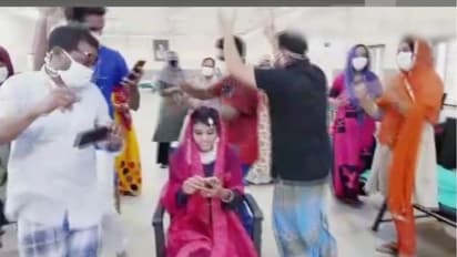 കൊവിഡ് കേന്ദ്രത്തില് കല്യാണ ആഘോഷം; ഒപ്പനപ്പാട്ടുമായി കൂടെയുള്ള രോഗികള്