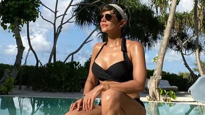 ചുവന്ന ബിക്കിനി ധരിച്ച് അതിമനോഹരിയായി മന്ദിര ബേദി; ചിത്രങ്ങൾ വെെറൽ