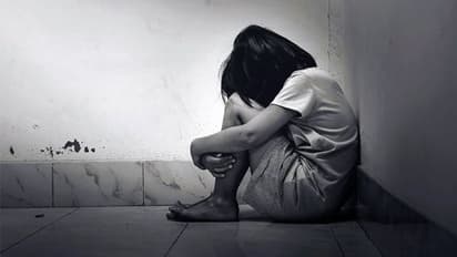 దారుణం : 8యేళ్ల చిన్నారిపై అత్యాచారం.. రూ. 5 చేతిలో పెట్టి.. బెదిరింపు.. !!