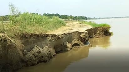 বসতবাড়ি গিলে ফেলছে ভাগিরথী, নদী ভাঙনের আতঙ্ক নদিয়ায়