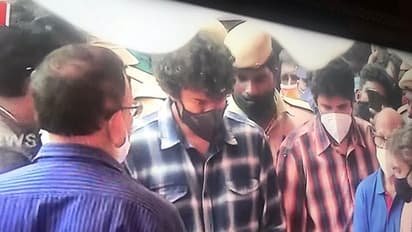 SPB ಅಂತಿಮ ದರ್ಶನ ಮಾಡಿ ಬರ್ತಾ ಅಭಿಮಾನಿಯ ಚಪ್ಪಲಿ ಎತ್ಕೊಟ್ರು ನಟ ವಿಜಯ್