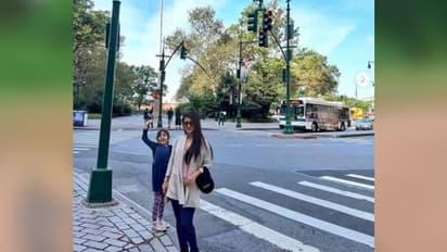 কন্যা দিবসে আয়রার সঙ্গে মিথিলার মুহূর্ত, শান্তিনিকেতনে চলল মা-মেয়ের খেলা