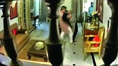 వివాహేతర సంబంధం: భార్యను చితకబాదిన పోలీస్ అధికారి