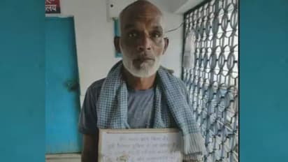 'എന്നെ വെടിവയ്ക്കല്ലേ'; കഴുത്തില് പ്ലക്കാര്ഡുമായി പൊലീസ് സ്റ്റേഷനിലെത്തി പിടികിട്ടാപ്പുള്ളി