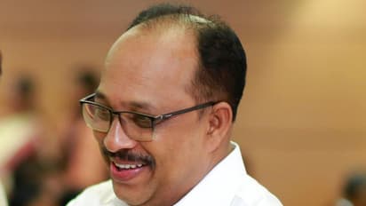 'ഒരു ചപ്പാത്തിക്ക് 38 രൂപ, ഈച്ച ശല്യവും'; മുഖ്യമന്ത്രിയുടെ പ്രസ് സെക്രട്ടറിക്കും രക്ഷയില്ല, വൈറലായി പോസ്റ്റ്