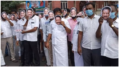 அதிமுக செயற்குழு கூட்டத்தில் மாஸ்க் போட்டு மல்லுக்கட்டு... தில்லு காட்டும் ஓ.பி.எஸ்- இ.பி.எஸ் ஆதரவாளர்கள்..!