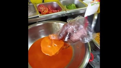 दिल्ली के इस दुकान में मिलता है 29 हजार रु तक का बर्गर, अंदर डालते हैं शुद्ध-शाकाहारी मछली का मीट