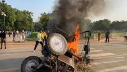 പ്രതിഷേധം കനക്കുന്നു; ദില്ലിയില് ഇന്ത്യാഗേറ്റിന് മുന്നില് ട്രാക്റ്റര് അഗ്നിക്കിരയാക്കി യൂത്ത്കോണ്ഗ്രസ്