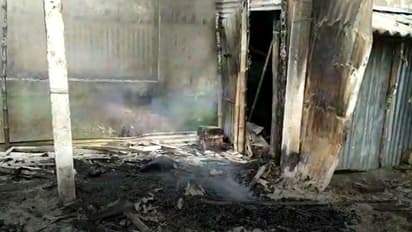 বাজি কারখানায় আচমকা বিস্ফোরণ, উড়ল বাড়ির ছাদ