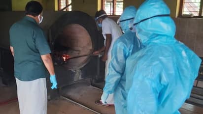 ബന്ധുക്കൾ ക്വാറന്റൈനിൽ; കൊവിഡ് ബാധിച്ച് മരിച്ചയാളുടെ ചിതയ്ക്ക് തീ കൊളുത്തി പഞ്ചായത്ത് പ്രസിഡന്റ്