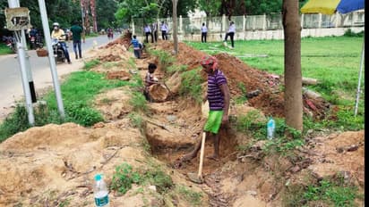 হাইকোর্ট নিযুক্ত কমিটির নির্দেশ, পুলিশি নিরাপত্তায় শুরু পৌষমেলার মাঠ ঘেরার কাজ