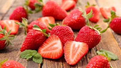 Christmas Party-তে নজরকাড়া লুক চান, তবে দাগহীন ত্বকের জন্য ব্যবহার করুন Strawberry Face musk