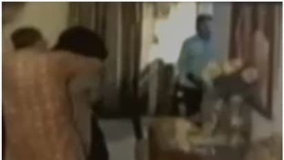 ഭാര്യയെ തല്ലിച്ചതച്ച് ഐപിഎസ് ഓഫിസര്, കുടംബ പ്രശ്നമെന്ന് ന്യായീകരണം