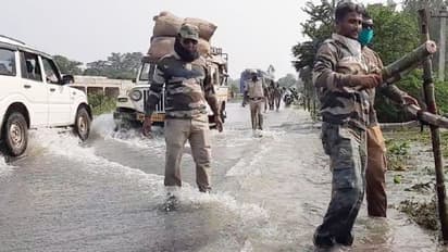 রায়গঞ্জে ডুবে গেছে গ্রামের পর গ্রাম,৩৪ নম্বর জাতীয় সড়ক এখন জলপথ