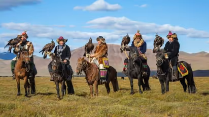 തരംഗമായി മാറുന്ന ആ പരുന്തുവേട്ടക്കാരന്, ആരാധകരുടെ പ്രിയപ്പെട്ടവന്...