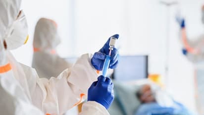 Omicron : ഒമിക്രോണ്‍; ആദ്യമരണം സ്ഥിരീകരിച്ച് യുകെ