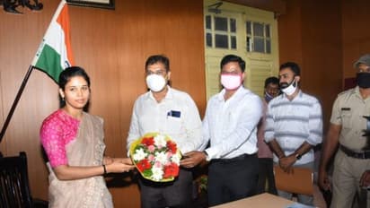 ವಿರೋಧದ ನಡುವೆಯೂ ಅಮ್ಮನ ದರ್ಶನ ಪಡೆದು ಅಧಿಕಾರ ಸ್ವೀಕರಿಸಿದ ರೋಹಿಣಿ ಸಿಂಧೂರಿ