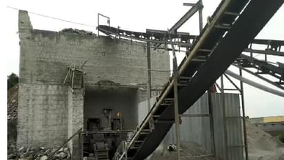 கல் அரைக்கும் கிரஷர் இயந்திரத்தில் விழுந்து தொழிலாளி பலி..! போலீசார் தீவிர விசாரணை..!