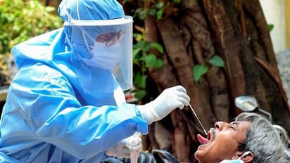 পুজোর আনন্দের আড়ালে করোনায় আরও মৃত্যু, একদিনে ফের রেকর্ড সংক্রমণ কলকাতায়