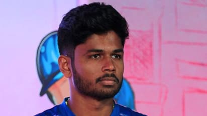 ధోనిని ఎవరూ అనుకరించొద్దు...: శశి థరూర్ వ్యాఖ్యలపై సంజూ శాంసన్