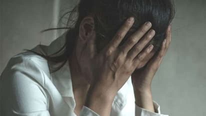 வெட்டுப்பட்ட நாக்கு..செயலிழந்த கால்கள்... 19 வயது இளம்பெண் கூட்டுப் பாலியல் பலாத்காரம் செய்து படுகொலை..!