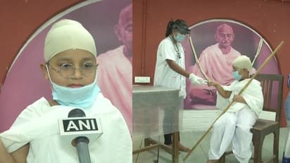 'ജനങ്ങൾ സഹകരിച്ചാലെ ഇന്ത്യ ആരോഗ്യമുള്ളതാകൂ'; ഗാന്ധിജിയുടെ വേഷത്തിൽ കൊവിഡ് ടെസ്റ്റ് നടത്താനെത്തി ബാലൻ