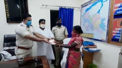 পুলিশের মানবিক মুখ, এককালীন এক লক্ষ আর্থিক সাহায্য দুই মাতৃহারা শিশুকে