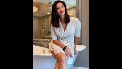 ಮಗಳು ನಿಶಾ ಕೌರ್‌ಗೆ ಪೈಂಟಿಂಗ್ ಹೇಳ್ಕೊಡ್ತಿದ್ದಾರೆ ಸನ್ನಿ..!