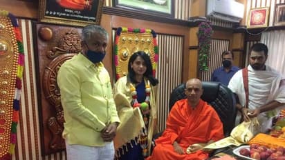 RR ನಗರ ಬೈಎಲೆಕ್ಷನ್‌: ಆದಿಚುಂಚನಗಿರಿ ಮಠಕ್ಕೆ ಭೇಟಿ ನೀಡಿದ ಕಾಂಗ್ರೆಸ್‌ ಟಿಕೆಟ್‌ ಆಕಾಂಕ್ಷಿ ಡಿ.ಕೆ.ರವಿ ಪತ್ನಿ ಕುಸುಮಾ