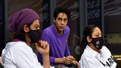 গ্যালারিতে বসে আইপিএল ম্যাচে করোনা বিধি ভেঙেছিলেন শাহরুখ খান, চাপে পড়ে শোধরালেন ভুল