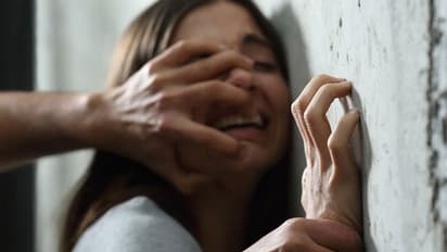 చంపేస్తానని బెదిరించి.. బాలికపై లైంగికదాడి.. నగ్నచిత్రాలు తీసి... !!