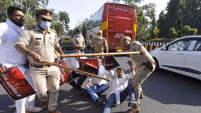 ഹാഥ്റസ് ബലാത്സംഗം; തീയായ് ആളിപ്പടര്‍ന്ന് പ്രതിഷേധം