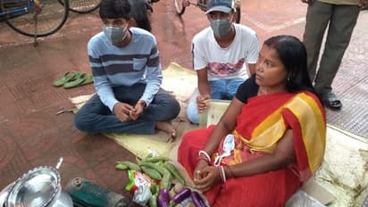 'বাংলার আবাস যোজনা'য় বাড়ি তৈরিতে 'বাধা', পুরসভার সামনে ধর্নায় 'বিজেপি' দম্পতি