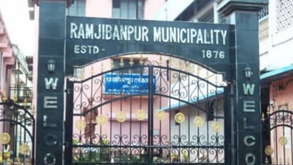 বিজেপি করার অপরাধে 'সরকারি প্রকল্পে বঞ্চনা', পুরসভার সামনে ধর্না দম্পতির