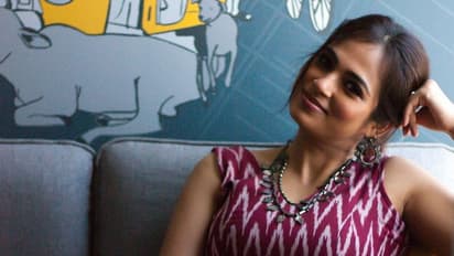 வந்துட்டாங்கய்யா நம்ம இடையழகி... ரசிகர்களின் கனவை மெய்யாக்கிய ரம்யா பாண்டியன்...!