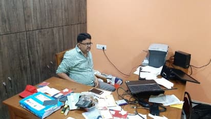 পঞ্চায়েতে 'তাণ্ডব চালালেন' বিজেপি নেতা, 'আগ্নেয়াস্ত্র দেখিয়ে লুঠ' লক্ষাধিক টাকা