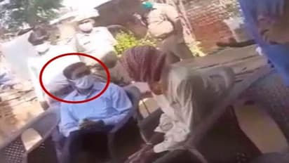 हाथरस केस: गैंगरेप पीड़िता के परिवार को धमकाते डीएम का वीडियो वायरल, डीएम बोले- फर्जी है