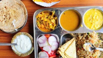 আপনার কি খেতে খেতে জল পান করা অভ্যাস, সাবধান, শরীরে ভয়ানক বিপদ ডেকে আনছেন