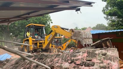 ಗಂಗಾವತಿ: ವಿರೂಪಾಪುರಗಡ್ಡೆಯಲ್ಲಿ​ನ ಅಕ್ರಮ ರೆಸಾರ್ಟ್‌ ತೆರವು