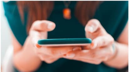 আইফোন চার্জ দিতে গিয়ে মর্মান্তিক মৃত্যু রাশিয়ান যুবতীর, সতর্ক করল মন্ত্রক