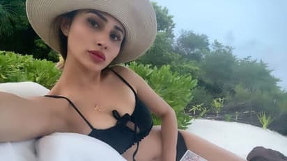 మాల్దీవ్‌ బీచ్‌లో `హ్యాపీ డాన్స్` అంటూ బికినీ అందాలతో రెచ్చిపోయిన మౌనీరాయ్‌