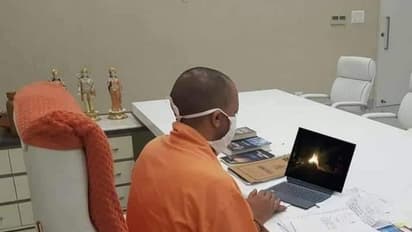 हाथरस पीड़िता के अंतिम संस्कार का लाइव वीडियो देख रहे थे CM योगी? Fact Check में जानें इस वायरल फोटो का सच